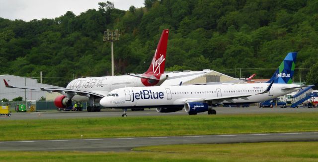 Airbus A321 (N982JB)