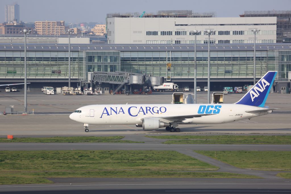 BOEING 767-300 (JA8970)