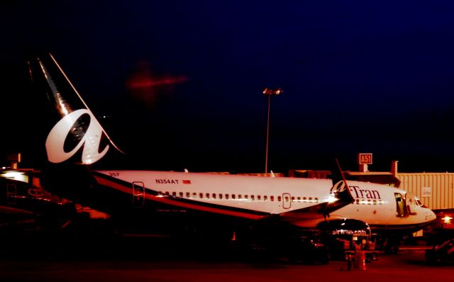 Boeing 737-700 (N354AT)