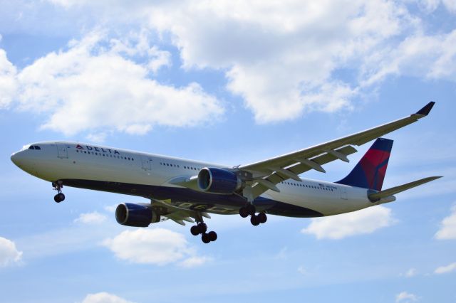 Airbus A330-300 (N817NW) - Delta Air Lines Airbus A330-323 landing at AMS 11.34 hrs (GMT) 09May25