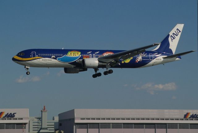 BOEING 767-300 (JA8579) - Short Final at Tokyo-Haneda Intl Airport Rwy34L on 1995/02/12 "ANA Marine Jumbo Jr c/s "