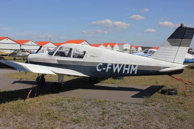Piper Cherokee (C-FWHM) - C-FWHM Piper PA-28-140 stationné à laéroport de Joliette CSG3 QC. le 12-08-2018