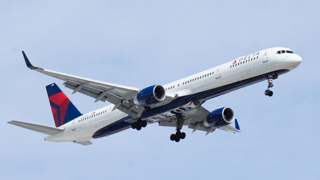 BOEING 757-300 (N583NW) - Delta Boeing 757-300 on short final to Runway 08.