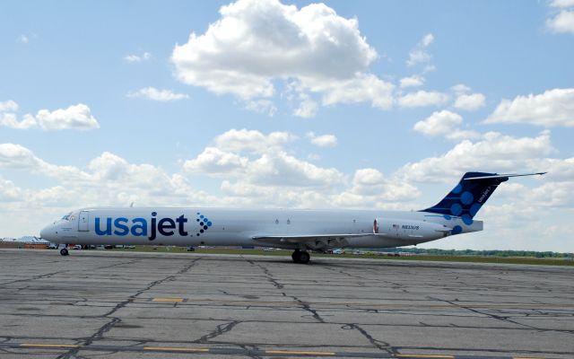 McDonnell Douglas MD-88 (N833US)