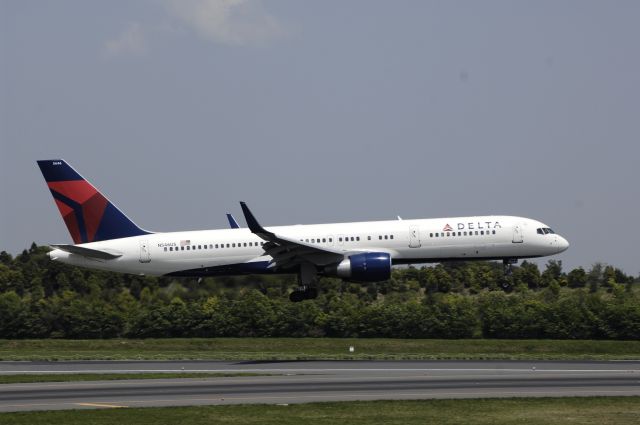 Boeing 757-200 (N546US) - Approach to Narita Intl Airport Rwy16L on 2013/05/06