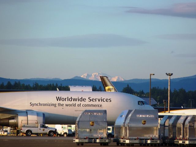 BOEING 767-300 (N327UP) - MT Adams in the background.