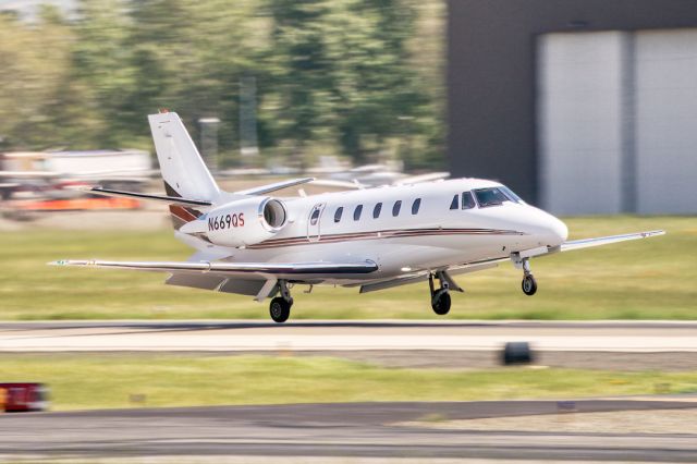 Cessna Citation Excel/XLS (N669QS) - NetJets Aviation Cessna 560XL Citation XLS arrives at Livermore Municipal Airport, April 2022.