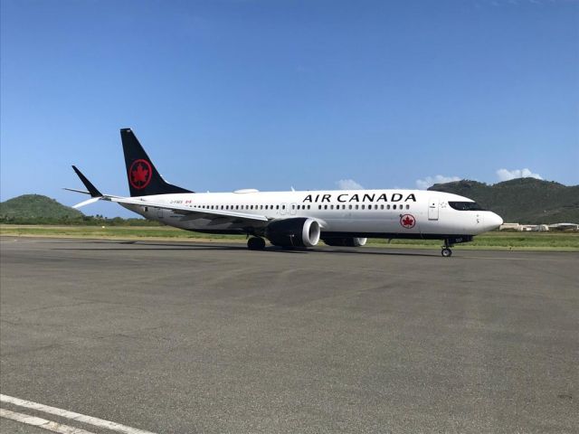 Boeing 737 MAX 8 (C-FSES)