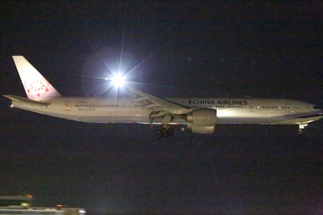 BOEING 777-300ER (B-18002)