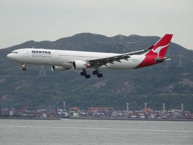 Airbus A330-300 (VH-QPJ)