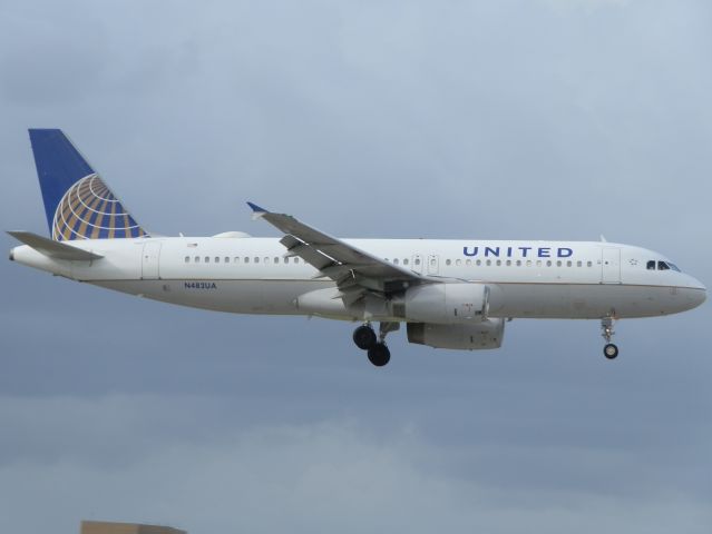 Airbus A320 (N482UA)