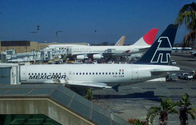 Airbus A318 (XA-UBW) - Mexicana A318-111 XA-UBW, accompanied by a JAL 744 and an Asiana 744 at the original TBIT at LAX on Sept 5, 2009.