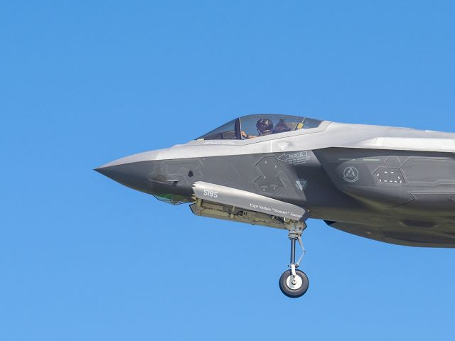 15-5185 — - 8/10/2020 "Look mom no hand on the throttle!!!" On the F-35A there is a mode called Automatic Power Control (APC) that controls the flaps, throttle and airspeed. The pilot just has to concentrate on glide slope and runway alignment, and aircraft AOA of 13.5 degrees.