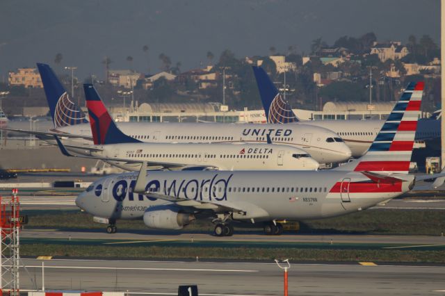 Boeing 737-800 (N837NN)