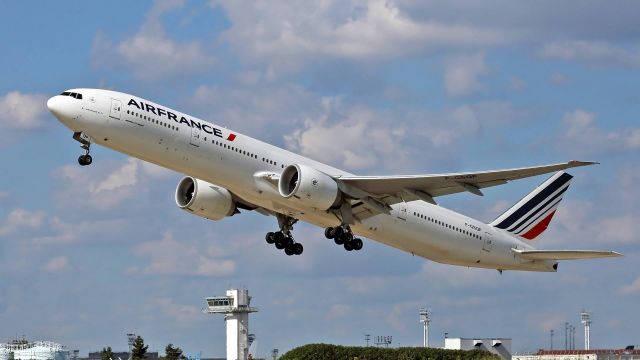 BOEING 777-300 (F-GSQP) - Rare take-off runway 26.