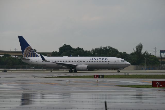 Boeing 737-800 (N14219)