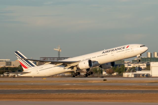 Boeing 777-200 (F-GSQG) - Air France 635 taking off out of KIAH- Bush Intercontinental off to LFPG/CDG- Paris Charles de Gaulle.br /br /Also check out my online store at https://jwhatphotography.com Custom prints are available. It will slowly be updated through time. Check out my Patreon at https://www.patreon.com/Jwhatphoto