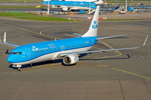 Boeing 737-900 (PH-BXS) - A KLM 737-900 parking at gate D3 after a flight from Rome. (PH-BXS)