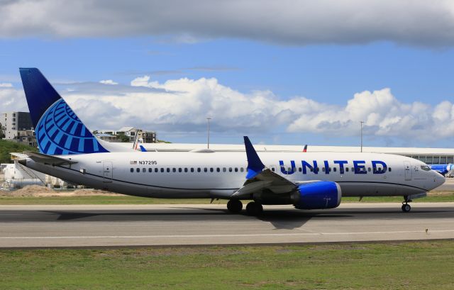 Boeing 737 MAX 8 (N37295)