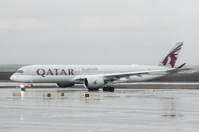 Airbus A350-900 (A7-ALU) - A350-941(A7-ALU) Taxiing