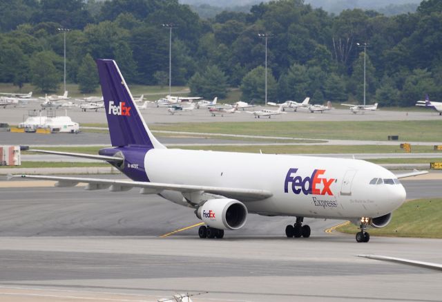 N672FE — - Seen at KBWI on 7/11/2009.  Overcast skies.