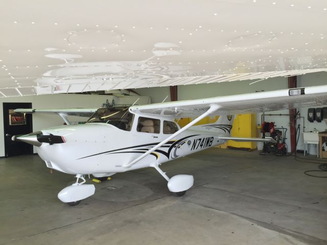 Cessna Skyhawk (N741WB)