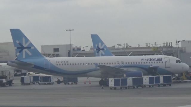 Airbus A320 (XA-MTO) - There were back to back Interjet A320s at LAX 