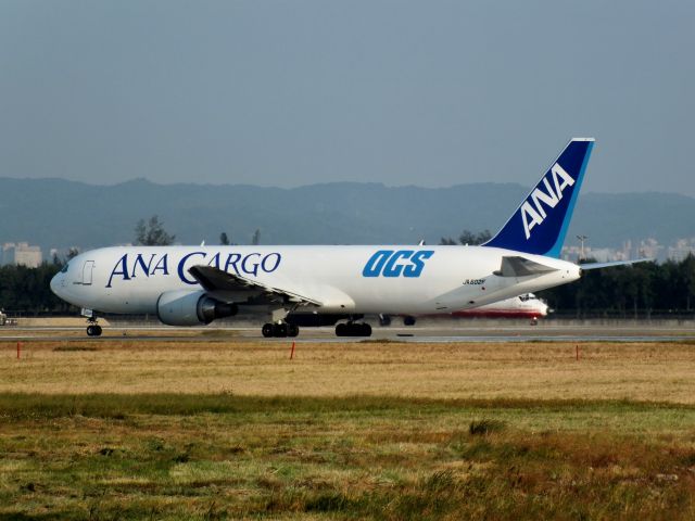 BOEING 767-300 (JA602F)