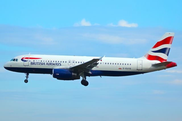Airbus A320 (G-EUYD)