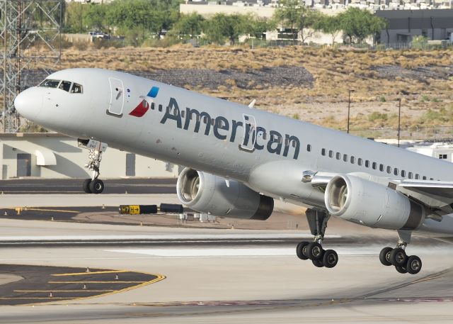 Boeing 757-200 (N940UW)