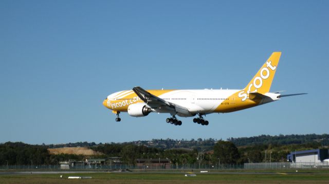 Boeing 777-200 (9V-OTB) - Big Yella Fella arriving at OOL after a long 7 hour flight from Singapore