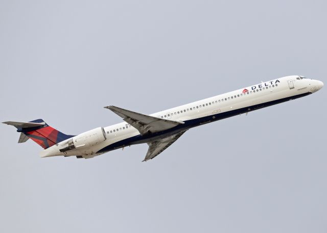 McDonnell Douglas MD-90 (N491DN)