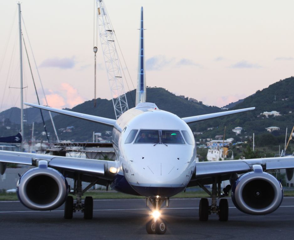 Embraer ERJ-190 (N309JB)