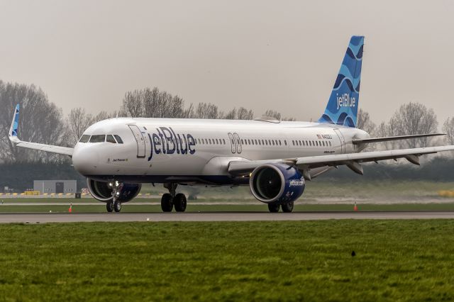 Airbus A321neo (N4022J) - 10th March, 2024: 'Spottersplek Polderbaan' parking lot view of Jet Blue flight B6 2289 departing for John F. Kennedy Airport in New York City from runway 36L. 