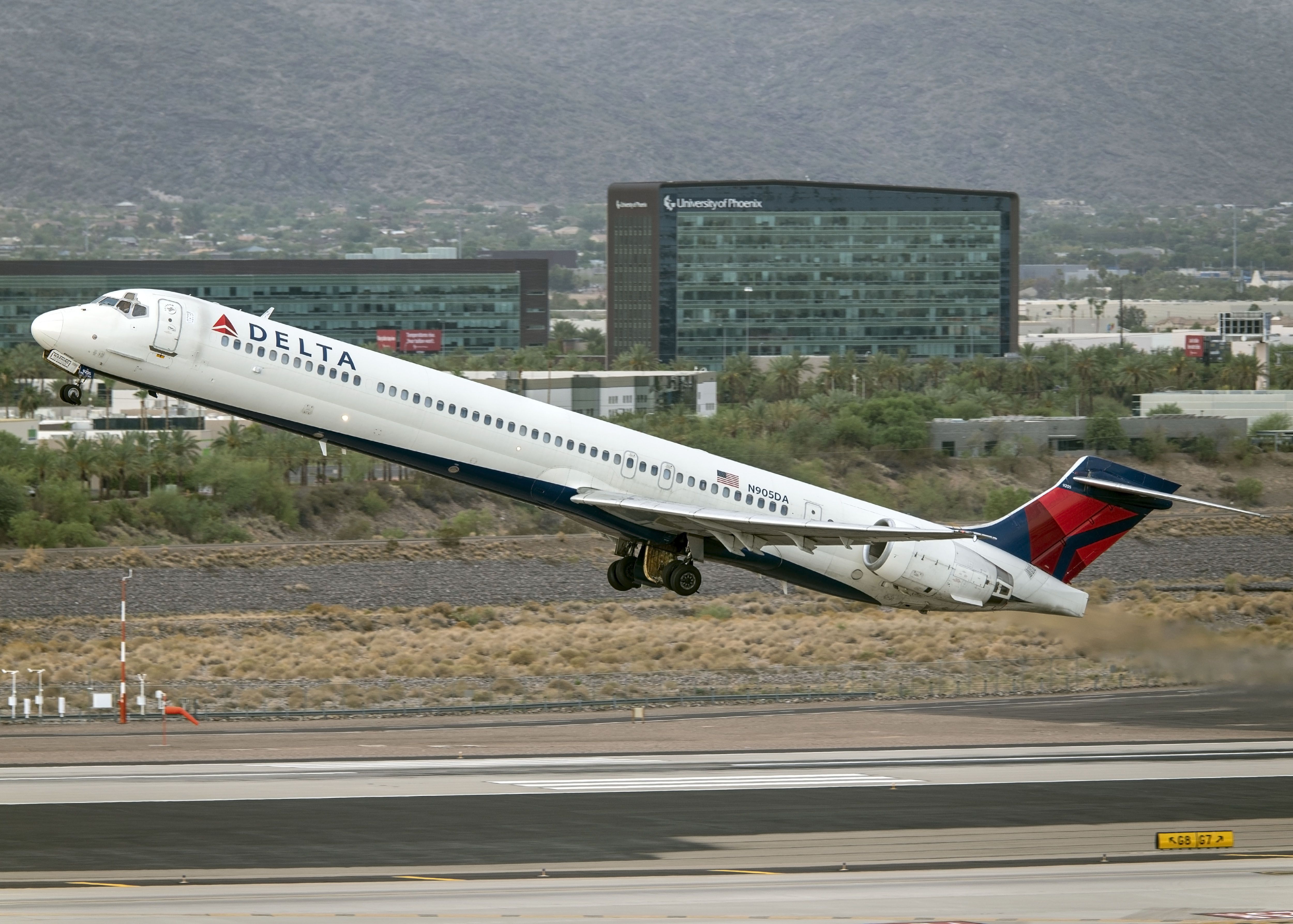 McDonnell Douglas MD-90 (N905DA)