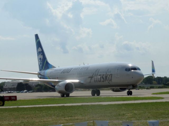 Boeing 737-900 (N248AK)