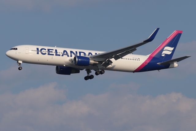 BOEING 767-300 (TF-ISO) - 'Iceair 631' arriving from Reykjavik