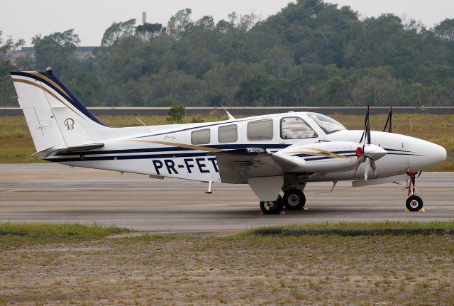 Beechcraft Baron (58) (PR-FET)