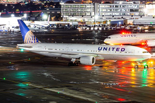 Boeing 777-200 (N204UA)