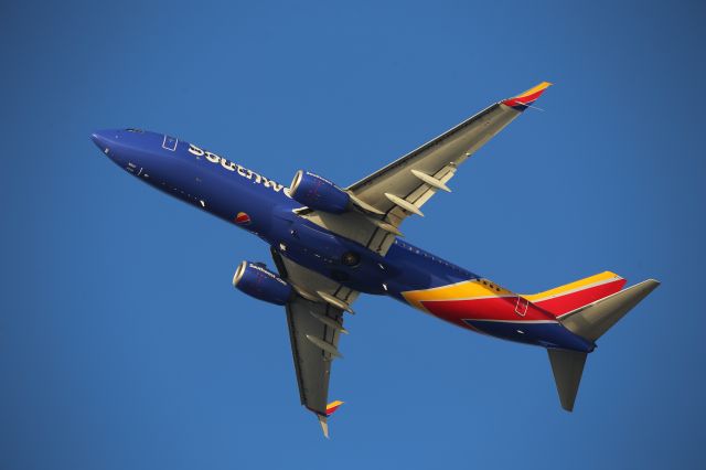 Boeing 737-800 (N8627B)