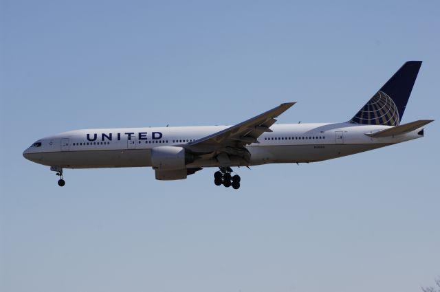 Boeing 777-200 (N210UA) - Final Approach to Narita Intl Airport rwy34L on 2013/02/21