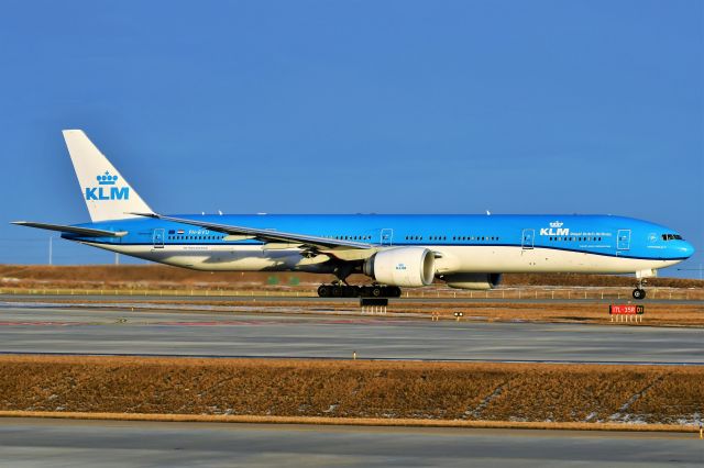 BOEING 777-300ER (PH-BVU) - KLM Boeing 777-306(ER) departing YYC on Jan 2.