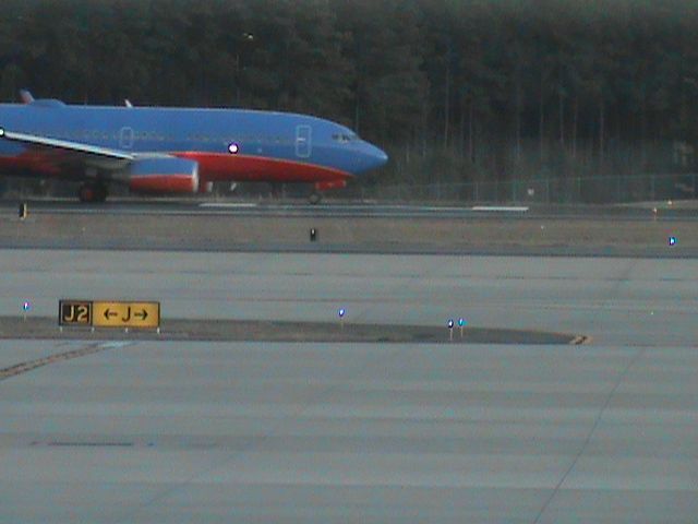 Boeing 737-700 (N914WN) - The Southwest Airlines Boeing 737-7H4 (N914WN) is finally preparing for Take Off at RDU to PHL as Southwset flight 2791.