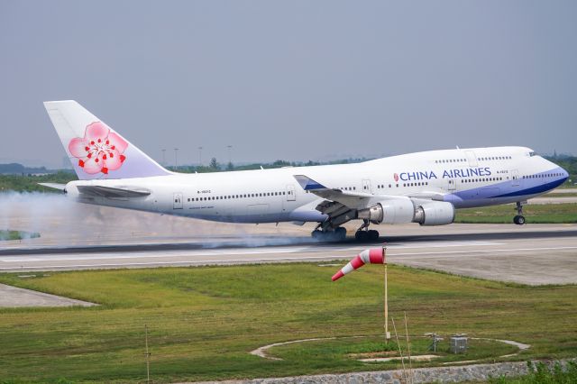 Boeing 747-400 (B-18212)