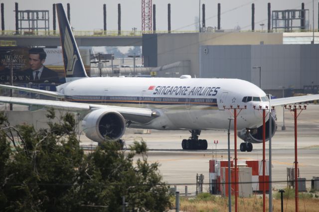 BOEING 777-300ER (9V-SWS)
