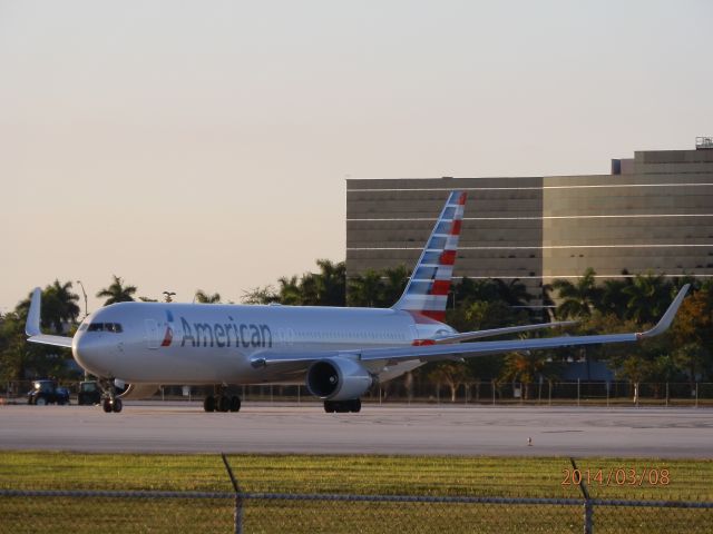 BOEING 767-300 (N386AA)