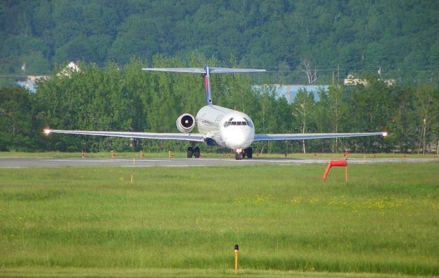 McDonnell Douglas MD-88 (N964DL) - Lining up on RWY 29 for departure to Atlanta on May 30, 2011.