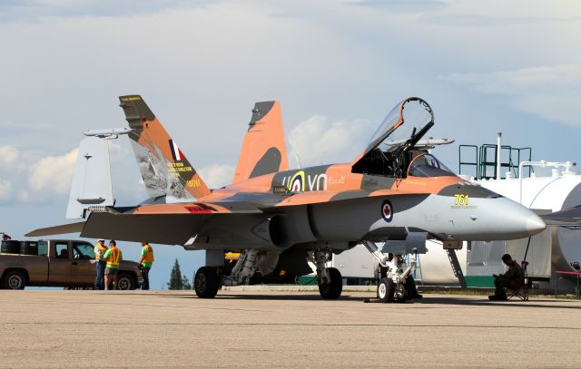 McDonnell Douglas FA-18 Hornet (18-8761)