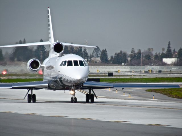 Dassault Falcon 900 (N900HE) - Taxiing to runway 30L at SJC.