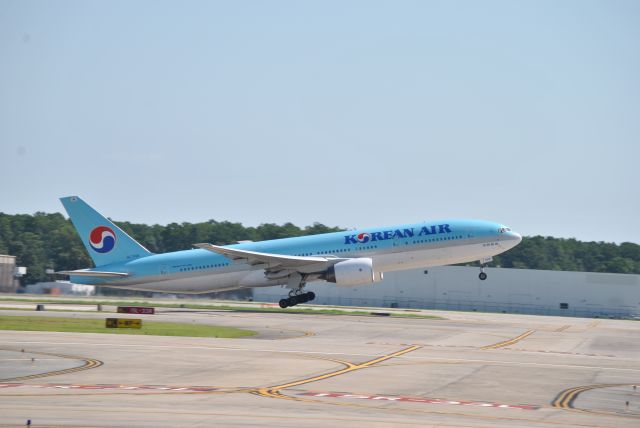 Boeing 777-200 (HL7598)